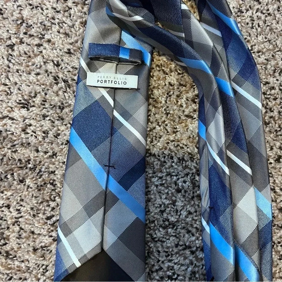 Perry Ellis Tie - Picture 3 of 3